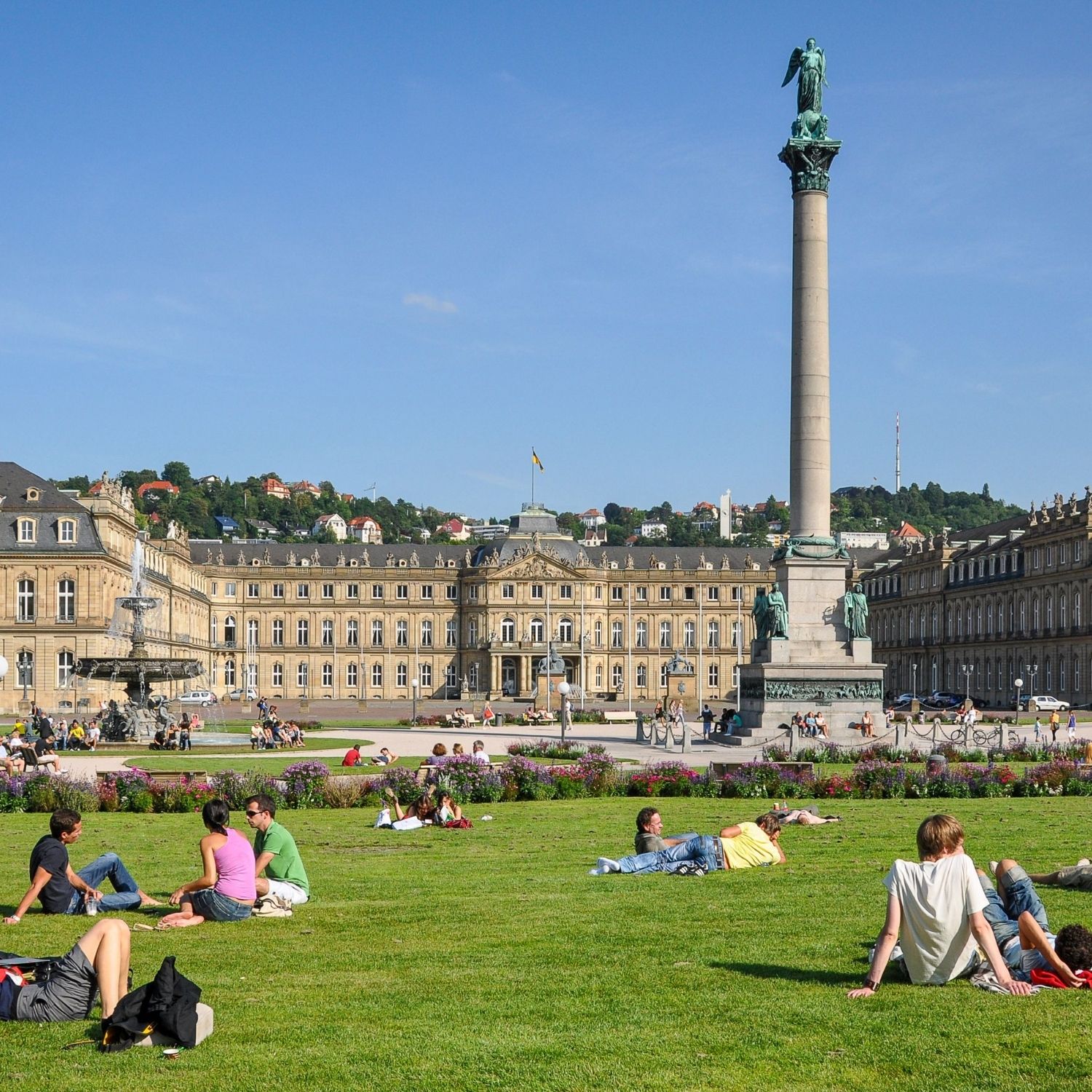 Schnitzeljagd und selbstgeführte Tour durch Stuttgart 3 Schlossplatz in Stuttgart is the city’s grand central square, framed by elegant historic buildings and landscaped gardens, with the towering Jubilee Column rising prominently at its heart.