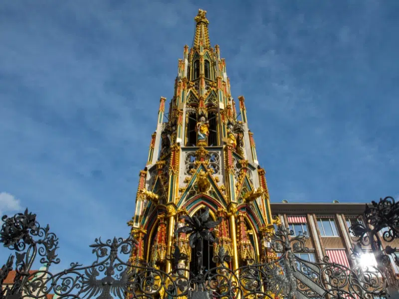Schöner Brunnen: La bella fuente de Núremberg 1 Schöner Brunnen en Núremberg