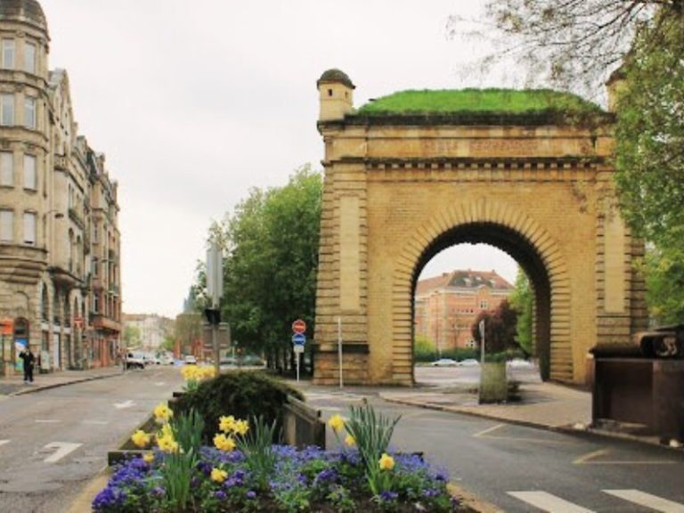 Serpentine Gate in Metz