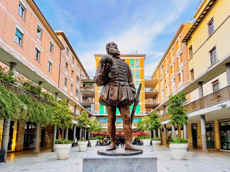Statue Galileo Galilei in Pisa
