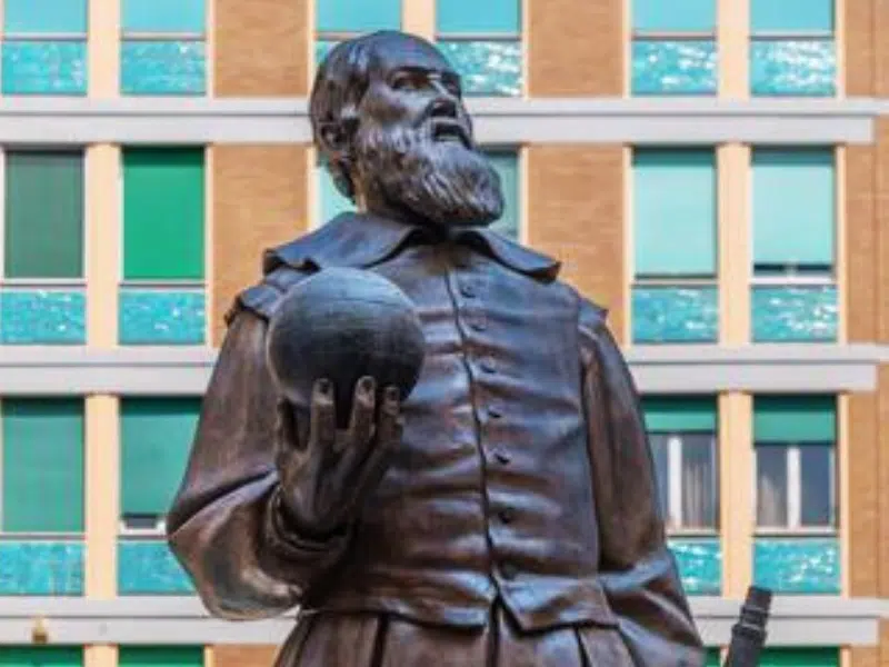La statua di Galileo Galilei: Omaggio al genio scientifico a Pisa 1 Statua di Galileo Galilei a Pisa