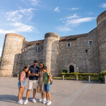 Kasteel Ursino, dat in de dertiende eeuw door keizer Frederik II werd gebouwd, heeft de uitbarsting van de Etna in 1669 doorstaan en herbergt nu in zijn stevige stenen torens de stedelijke kunstschatten en oudheden van Catania.