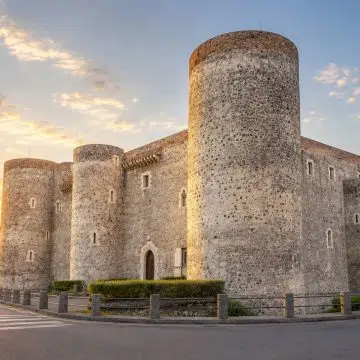 Kasteel Ursino is een majestueuze Hohenstaufen bezienswaardigheid waar een groots 13e-eeuws fort van lavasteen en imposante verdedigingstorens een monumentaal symbool van de keizerlijke macht in Catania vormen.