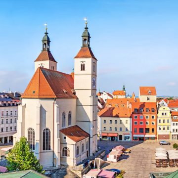 Neupfarrkirche to wybitny protestancki kościół parafialny położony na historycznym placu, który niegdyś służył jako serce średniowiecznej dzielnicy żydowskiej miasta.