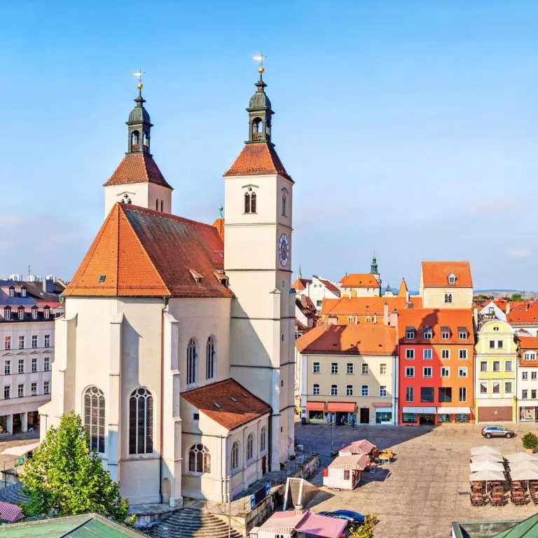 Zabawa w poszukiwanie skarbów i samodzielna wycieczka po Ratyzbonie 6 Neupfarrkirche to wybitny protestancki kościół parafialny położony na historycznym placu, który niegdyś służył jako serce średniowiecznej dzielnicy żydowskiej miasta.