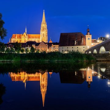 Katedra św. Piotra stoi jako charakterystyczny gotycki punkt orientacyjny wpisanej na listę UNESCO panoramy Ratyzbony, a jej wysokie bliźniacze iglice górują nad niezwykle zachowanym średniowiecznym centrum.