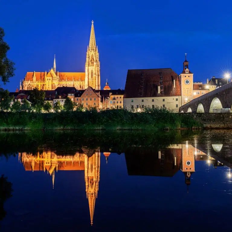 Zabawa w poszukiwanie skarbów w Ratyzbonie i wycieczka z audioprzewodnikiem 5 Katedra św. Piotra stoi jako charakterystyczny gotycki punkt orientacyjny wpisanej na listę UNESCO panoramy Ratyzbony, a jej wysokie bliźniacze iglice górują nad niezwykle zachowanym średniowiecznym centrum.