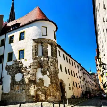 Porta Praetoria to imponująca kamienna brama, która jest jedną z najstarszych rzymskich budowli w Niemczech, wyznaczającą północne wejście do starożytnej twierdzy legionowej.