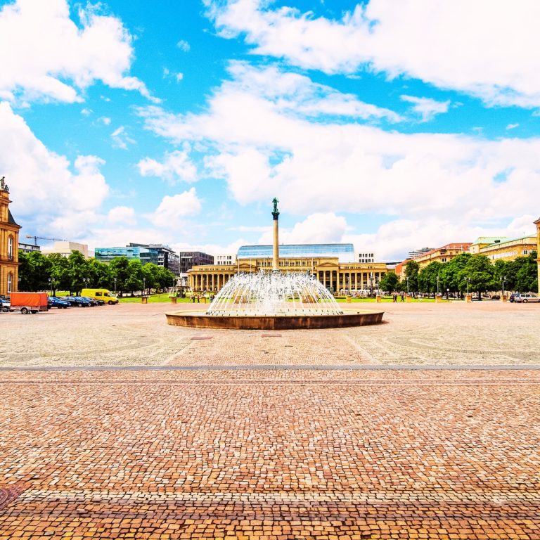 Schlossplatz to tętniące życiem serce Stuttgartu, wielki centralny plac, na którym rozległe zielone trawniki i zabytkowe fontanny otoczone są majestatycznymi fasadami Nowego i Starego Pałacu.