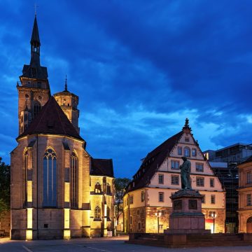 Schillerplatz to historyczny, brukowany plac w centrum Stuttgartu, skupiony wokół pomnika Friedricha Schillera i otoczony średniowiecznym Starym Zamkiem i kolegiatą.