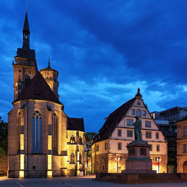 Schillerplatz to historyczny, brukowany plac w centrum Stuttgartu, skupiony wokół pomnika Friedricha Schillera i otoczony średniowiecznym Starym Zamkiem i kolegiatą.