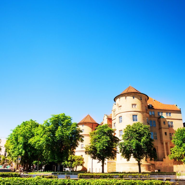 Stary Zamek to potężna twierdza z X wieku, przekształcona w renesansową rezydencję, w której obecnie mieści się Muzeum Wirtembergii na uroczym dziedzińcu z arkadami.