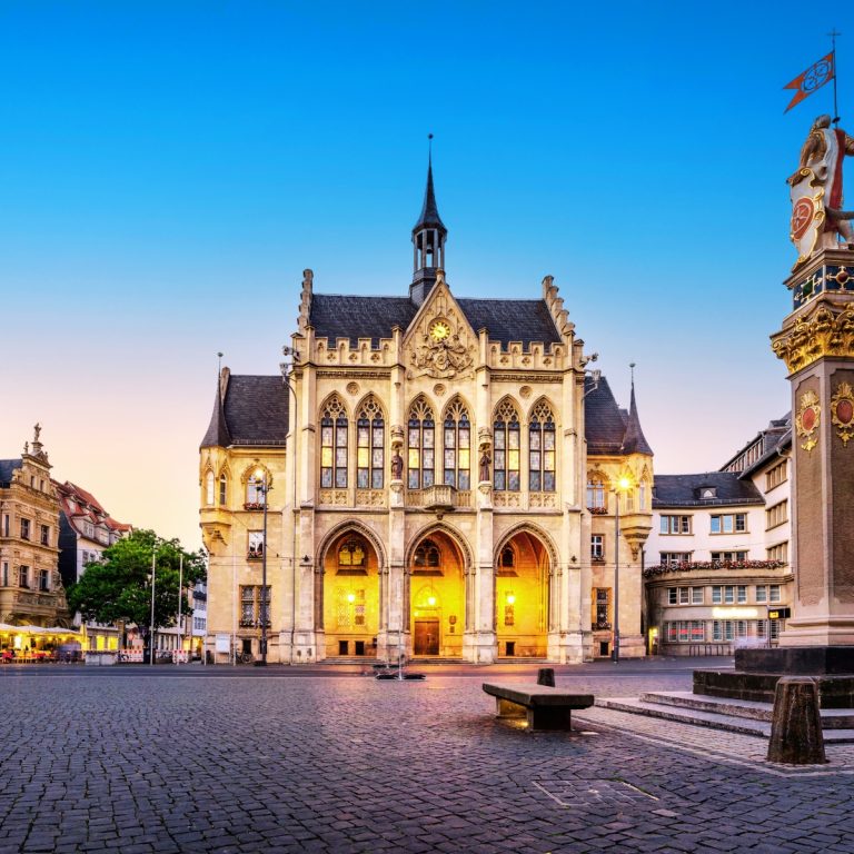 Erfurt Rathaus to imponujący neogotycki ratusz położony na Targu Rybnym, ozdobiony wyszukanymi malowidłami ściennymi, które przedstawiają lokalne legendy i bogatą historię miasta.