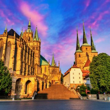 Katedra w Erfurcie to oszałamiające gotyckie arcydzieło słynące z masywnego dzwonu "Gloriosa" i unikalnego zespołu, który tworzy wraz z sąsiednim kościołem Severikirche na wzgórzu katedralnym.
