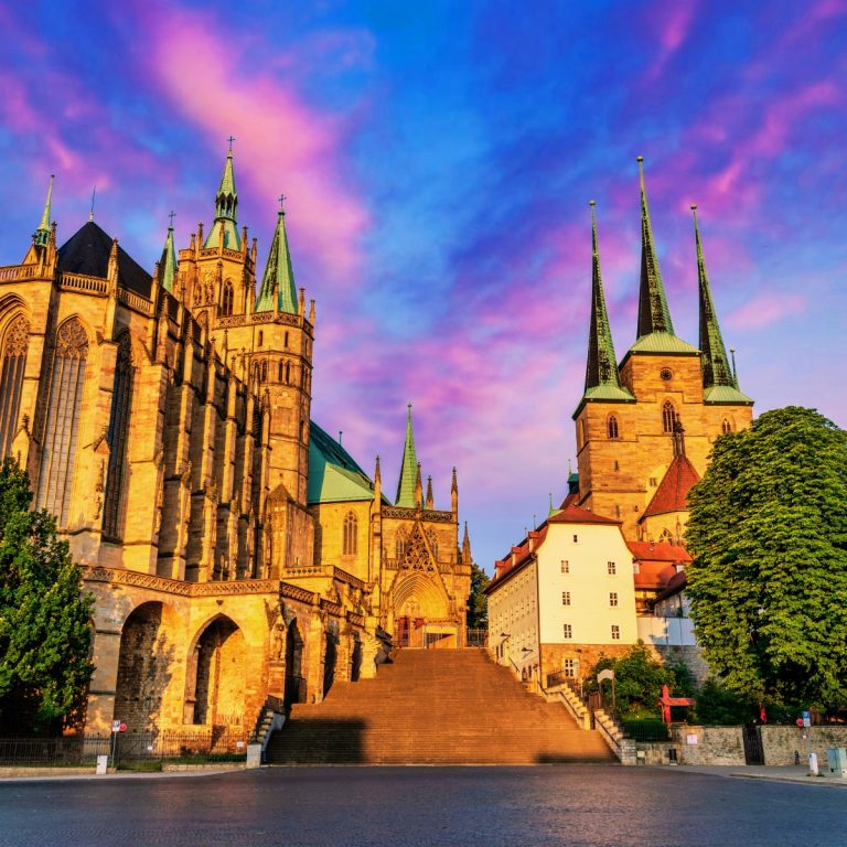 Katedra w Erfurcie to oszałamiające gotyckie arcydzieło słynące z masywnego dzwonu "Gloriosa" i unikalnego zespołu, który tworzy wraz z sąsiednim kościołem Severikirche na wzgórzu katedralnym.