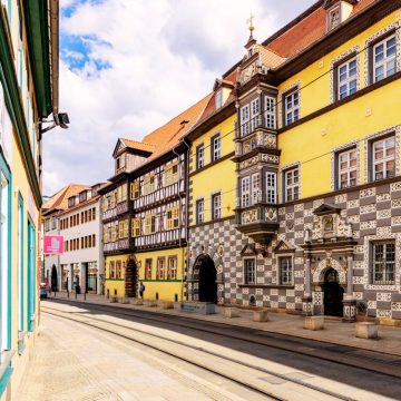 Haus zum Stockfisch to wspaniała renesansowa kamienica, która służy jako Muzeum Miejskie Erfurtu, z misternie zdobioną fasadą, która odzwierciedla bogactwo XVII-wiecznej klasy kupieckiej miasta.