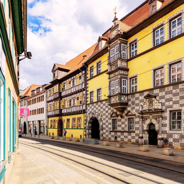 Haus zum Stockfisch to wspaniała renesansowa kamienica, która służy jako Muzeum Miejskie Erfurtu, z misternie zdobioną fasadą, która odzwierciedla bogactwo XVII-wiecznej klasy kupieckiej miasta.