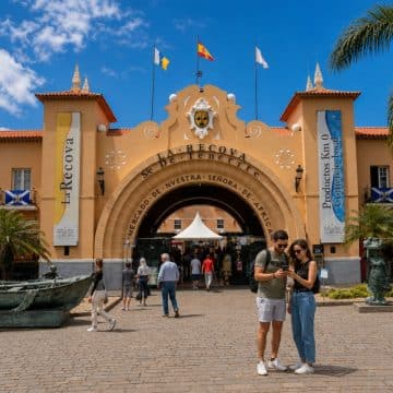 Conhecido pela sua impressionante arquitetura neocolonial e pela torre do relógio, o Mercado de Nossa Senhora de África — amplamente conhecido como o Mercado Africano de Tenerife — é um bazar animado, repleto de produtos frescos locais, flores e bancas de comida artesanal.