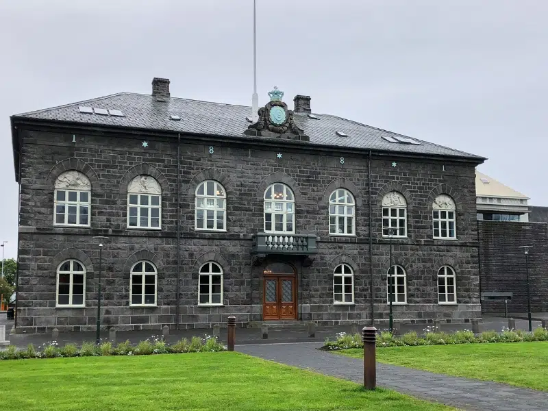 Alþingishúsið: Bastion demokracji w sercu Reykjaviku 3 Alþingishúsið w Reykjaviku