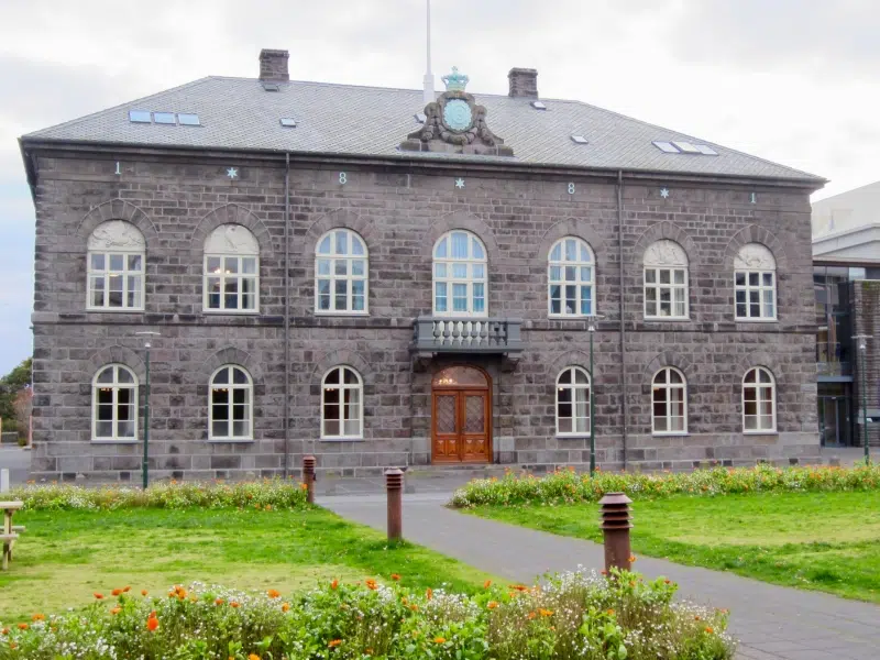 Alþingishúsið: Bastion demokracji w sercu Reykjaviku 1 Alþingishúsið w Reykjaviku