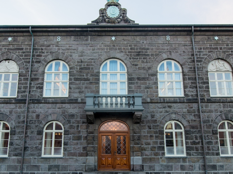 Alþingishúsið: Bastion demokracji w sercu Reykjaviku 2 Alþingishúsið w Reykjaviku