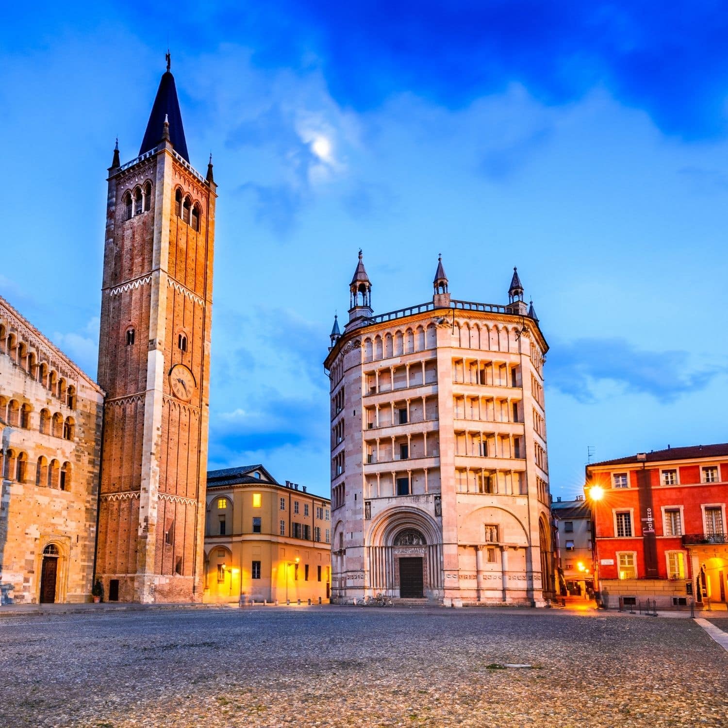 Speurtocht en zelfstandige stadswandeling door Parma 6 De doopkapel van Parma is een opvallend middeleeuws monument, opgetrokken uit roze marmer uit Verona, dat bewonderd wordt om zijn kenmerkende achthoekige vorm, elegante bogen en rijk versierde interieur.