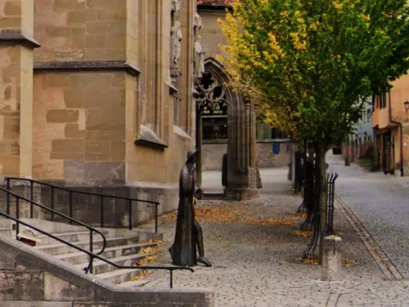Bronzeskulptur of Jakobus in Rothenburg: A Masterpiece in Front of Saint James Church 1 Bronzeskulptur of Jakobus in Rothenburg