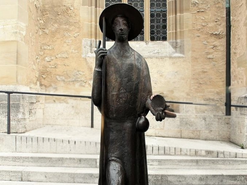 Bronzeskulptur of Jakobus in Rothenburg: A Masterpiece in Front of Saint James Church 2 Bronzeskulptur of Jakobus in Rothenburg