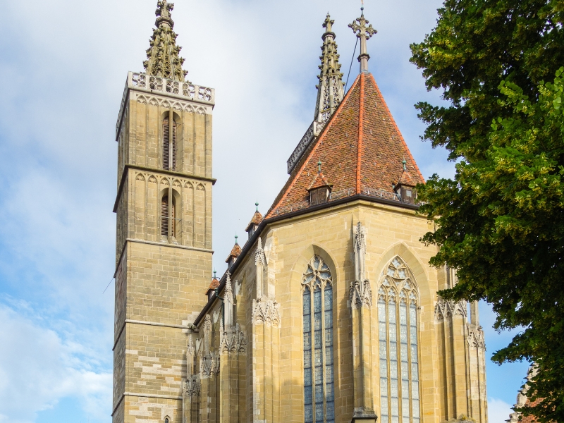 Bronzeskulptur of Jakobus in Rothenburg: A Masterpiece in Front of Saint James Church 3 Bronzeskulptur of Jakobus in Rothenburg