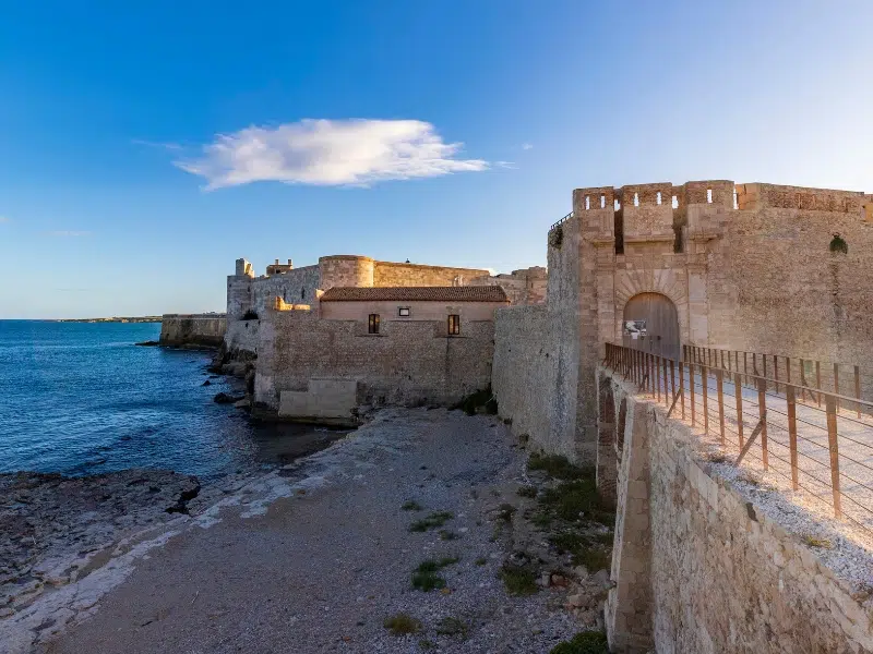Castello Maniace: Una fortaleza que custodia las costas de Siracusa 1 Castello Maniace en Siracusa