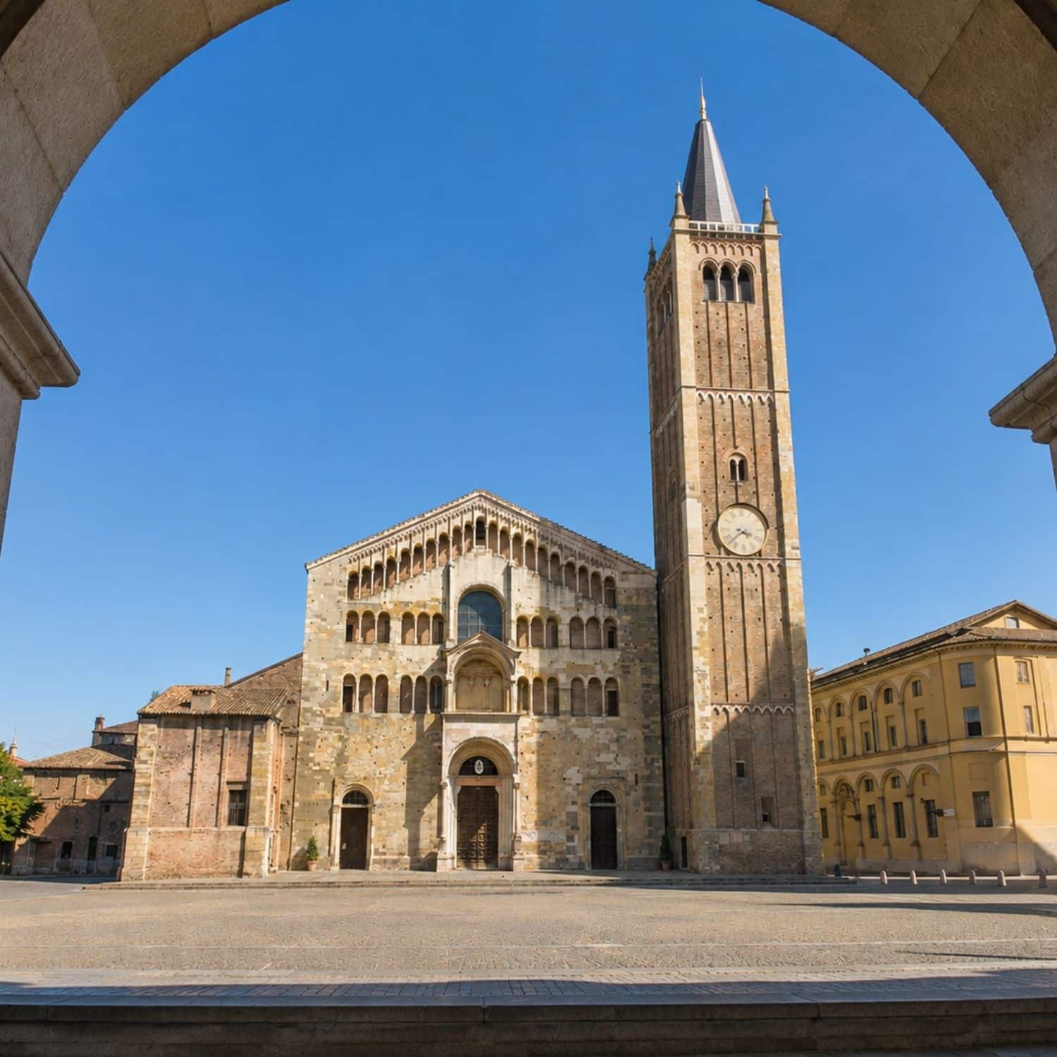 Speurtocht en zelfstandige stadswandeling door Parma 2 De Cattedrale di Parma is een prachtige romaanse kathedraal, die bewonderd wordt om haar imposante stenen gevel, het rijk versierde interieur en de spectaculaire koepel met fresco’s van Correggio.