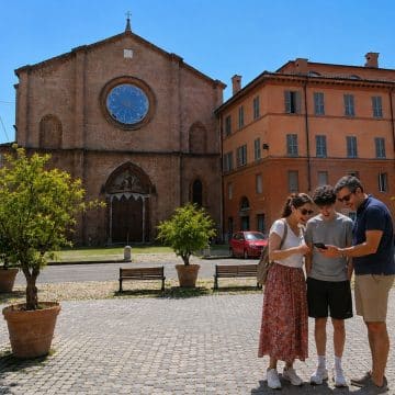 Kościół św. Franciszka z Asyżu w Modenie, którego budowę zapoczątkowało zakony franciszkański w XIII wieku, charakteryzuje się imponującą gotycką fasadą z cegły i mieści słynne renesansowe arcydzieło Begarelliego wykonane z terakoty, przedstawiające scenę Zjęcia z krzyża.
