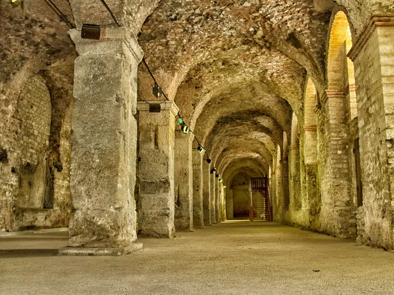 The Cryptoportique of Reims: A Journey Beneath the Heart of the Roman City 1 Cryptoportique in Reims