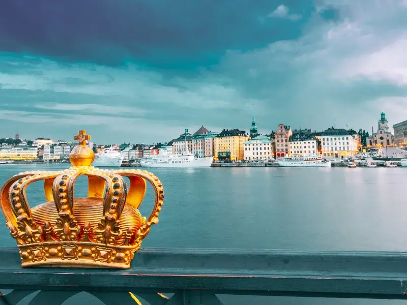 Una corona dorada en Skeppsholmsbron: un monumento único en Estocolmo 1 Skeppsholmsbron en Estocolmo