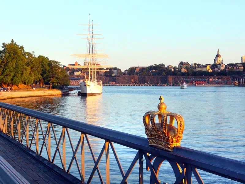 Una corona dorada en Skeppsholmsbron: un monumento único de Estocolmo 2 Skeppsholmsbron en Estocolmo