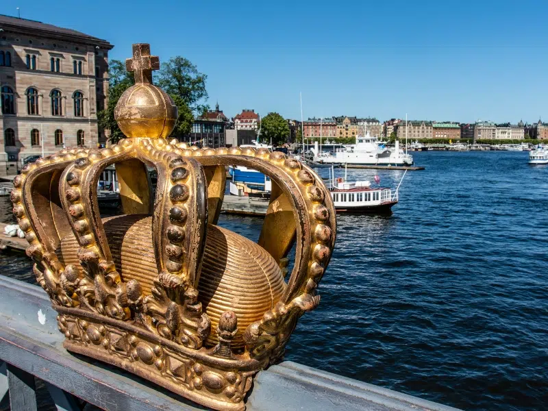 Una corona dorada en Skeppsholmsbron: un monumento único en Estocolmo 3 Skeppsholmsbron en Estocolmo