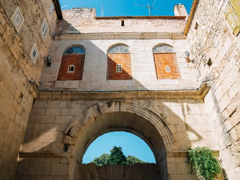 La Puerta de Oro: Un portal al Palacio de Diocleciano en Split 1 Golden Gate en Split