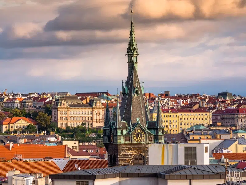 Jindrisska vez: Un centinela gótico que alcanza el cielo de Praga 1 Jindrisska vez en Praga