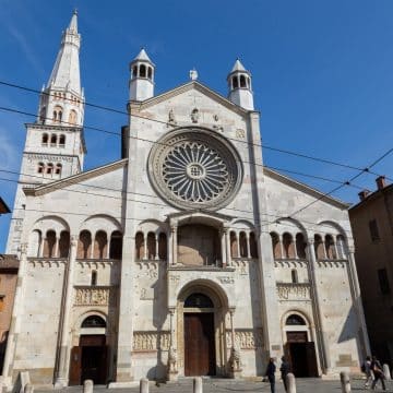 Katedra w Modenie, arcydzieło architektury romańskiej wpisane na listę światowego dziedzictwa UNESCO, słynie z okazałej rozety, marmurowej fasady oraz słynnych płaskorzeźb o tematyce biblijnej autorstwa rzeźbiarza Wiligelmo.