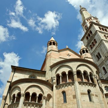 Este duo, Património Mundial da UNESCO, constitui o coração deslumbrante de Modena, com uma magnífica catedral românica do século XII e uma torre sineira de 86 metros de altura que vigia a cidade há séculos.