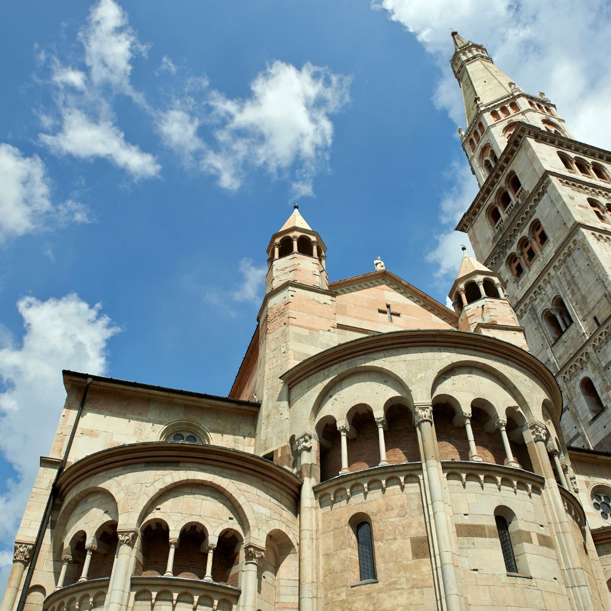 Caça ao tesouro e visita autoguiada a Modena 6 Este duo, Património Mundial da UNESCO, constitui o coração deslumbrante de Modena, com uma magnífica catedral românica do século XII e uma torre sineira de 86 metros de altura que vigia a cidade há séculos.