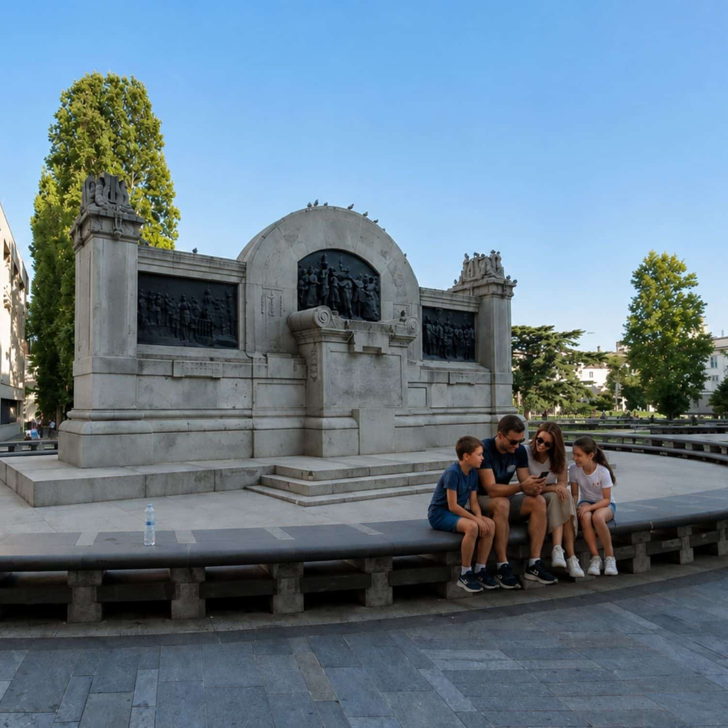 Speurtocht en zelfstandige stadswandeling door Parma 3 Het Monumento a Giuseppe Verdi in Parma is een indrukwekkend monument ter ere van de beroemde Italiaanse componist, bestaande uit een indrukwekkend beeldhouwwerk dat de diepe band tussen Parma en zijn muzikale nalatenschap weerspiegelt.