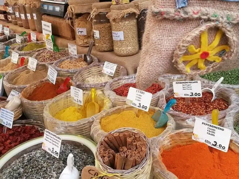 O mercado antigo de Ortigia: Uma festa sensorial na antiga Siracusa 1 Mercado antigo de Ortigia em Siracusa