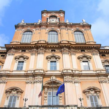 Uma espetacular obra-prima da arquitetura barroca, este grande palácio do século XVII serviu outrora como a gloriosa corte dos Duques de Este e agora alberga orgulhosamente a histórica Academia Militar Italiana por detrás da sua imponente fachada.
