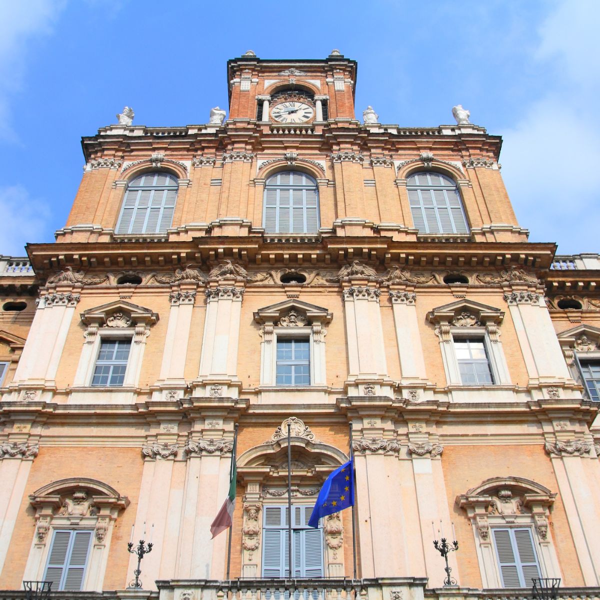 Caça ao tesouro e visita autoguiada a Modena 5 Uma espetacular obra-prima da arquitetura barroca, este grande palácio do século XVII serviu outrora como a gloriosa corte dos Duques de Este e agora alberga orgulhosamente a histórica Academia Militar Italiana por detrás da sua imponente fachada.