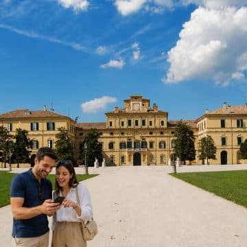 Het Parco Ducale in Parma is een elegant, historisch park met door bomen omzoomde lanen, rustige grasvelden, klassieke beelden en charmante waterwegen rondom het indrukwekkende hertogelijk paleis.