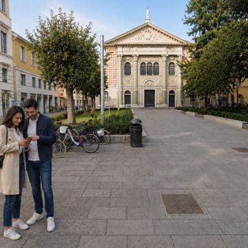 Piazza Giuseppe Mazzini, wytyczona na początku XX wieku na terenie dawnego żydowskiego getta, to elegancki, otwarty plac, który wyróżnia się bogato zdobionymi fasadami w stylu liberty oraz zabytkową synagogą.