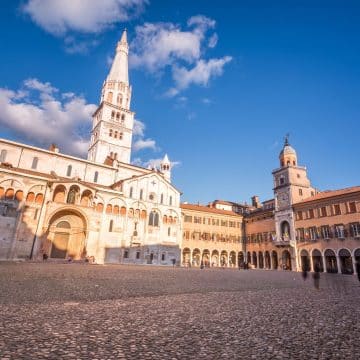 Plac Piazza Grande, wpisany na listę światowego dziedzictwa UNESCO, stanowi historyczne serce Modeny, otoczone romańską katedrą, dzwonnicą Ghirlandina oraz ratuszem z arkadami.