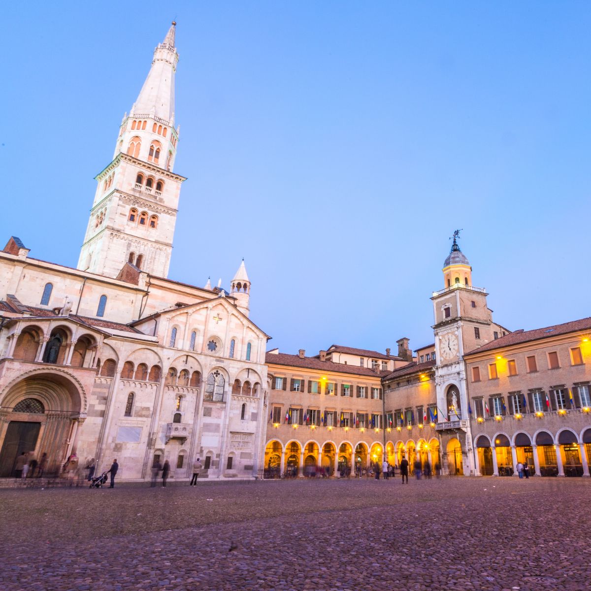 Caça ao tesouro e visita autoguiada a Modena 2 Sendo o coração histórico da cidade e Património Mundial da UNESCO, a Piazza Grande, empedrada, é ladeada pela majestosa catedral e pela câmara municipal, o que a torna o ponto de partida ideal para resolver enigmas rodeados de grandeza medieval.