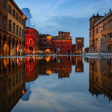 Esta grande e animada praça é o coração elegante da cidade, perfeitamente enquadrada pelo majestoso Palácio Ducal e pela vibrante vida local que o convida a parar e a mergulhar na atmosfera.